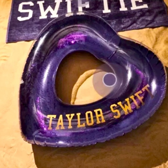 Taylor Swift Pool Float - Picture 1 of 6
